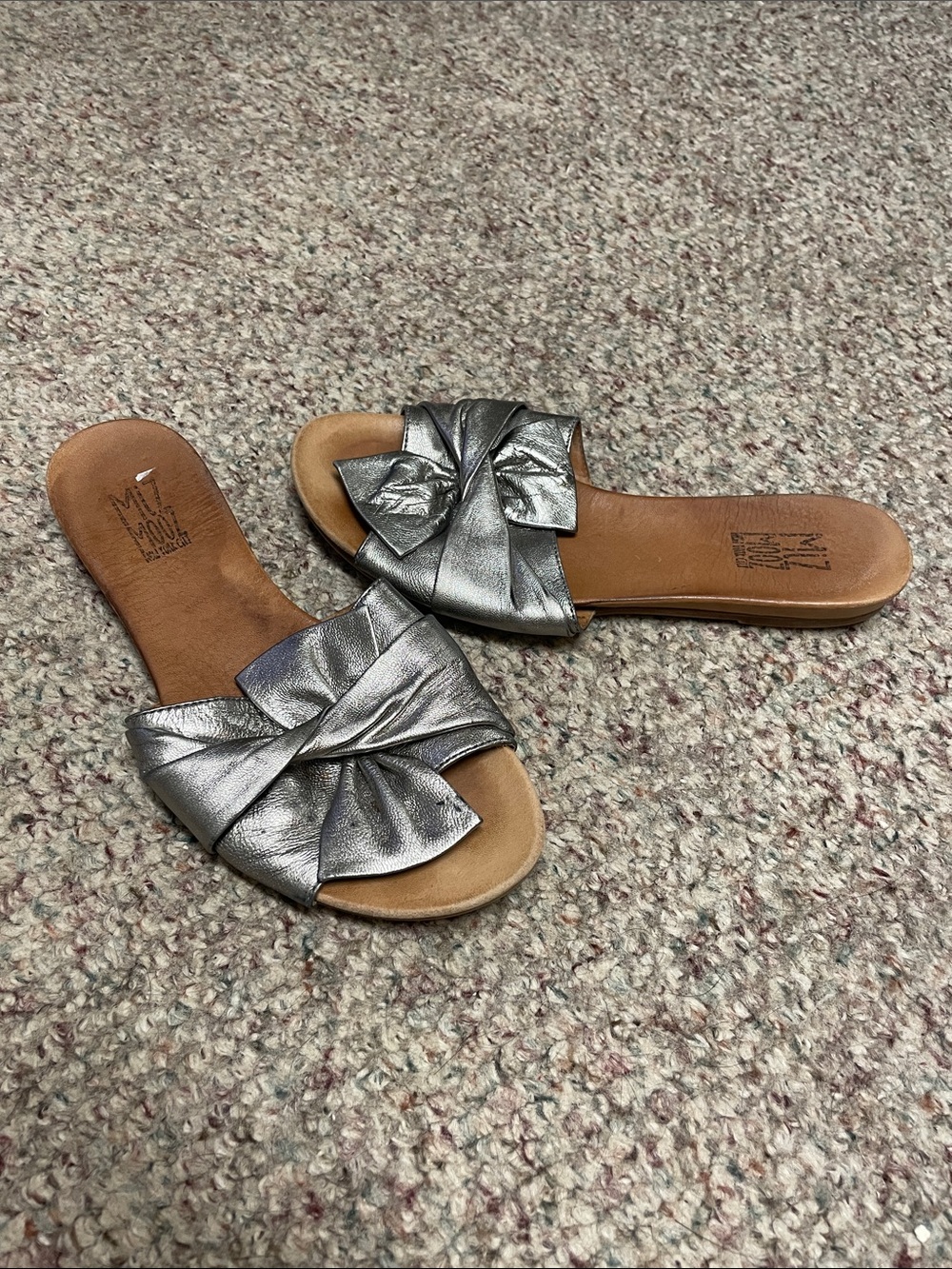 Miz mooz silver leather twisted bow flat slide sandals